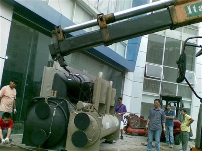 龙安区随车吊和汽车吊的核心区别是什么？哪种更省钱？